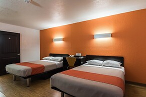 Motel 6 Uvalde, TX