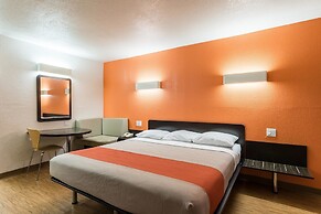 Motel 6 Uvalde, TX