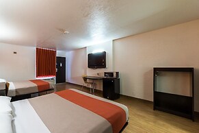 Motel 6 Uvalde, TX