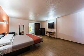 Motel 6 Uvalde, TX