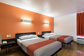Motel 6 Uvalde, TX