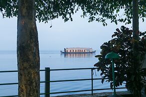 Illikkalam Lakeside Cottages