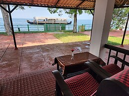 Illikkalam Lakeside Cottages