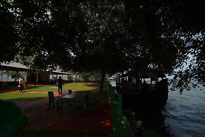 Illikkalam Lakeside Cottages