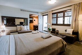 12 Months Luxury Resort