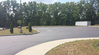 Paradise Inn & Suites