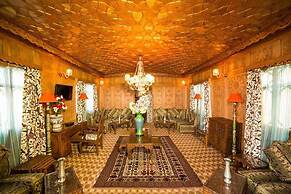 Swan Group Of Houseboats