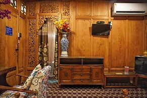 Swan Group Of Houseboats