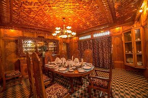 Swan Group Of Houseboats