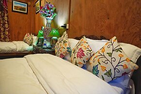 Swan Group Of Houseboats