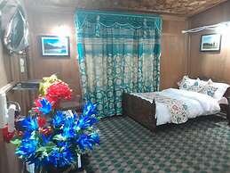 Swan Group Of Houseboats