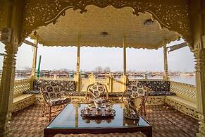 Swan Group Of Houseboats