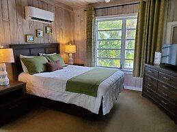 Captain Pips Marina & Hideaway