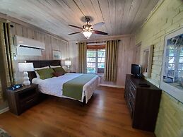 Captain Pips Marina & Hideaway