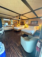 Captain Pips Marina & Hideaway