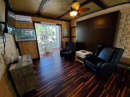 Captain Pips Marina & Hideaway