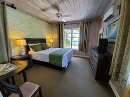 Captain Pips Marina & Hideaway