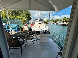 Captain Pips Marina & Hideaway