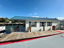 Captain Pips Marina & Hideaway