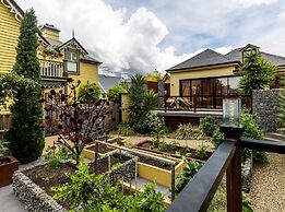 Corinda Contemporary