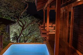 Aqua Oceanfront Hotel Resort