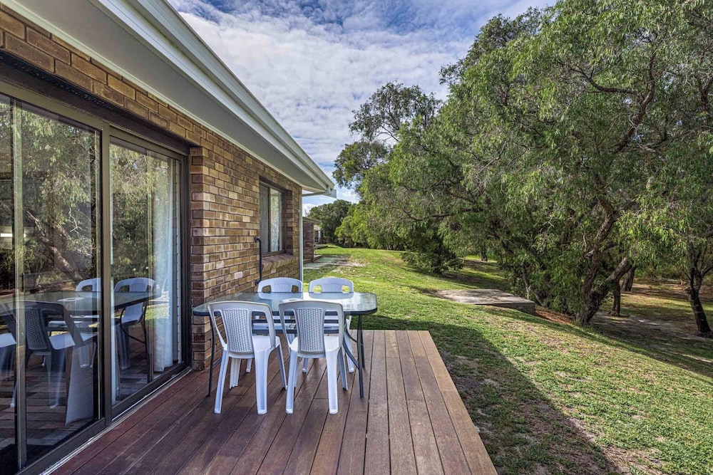 Emu Beach Chalets