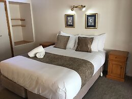 Colonial House Motel