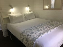 Colonial House Motel