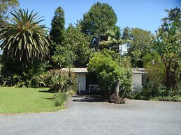 Colonial House Motel