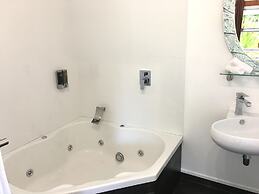 Colonial House Motel