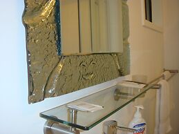 Colonial House Motel