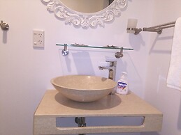 Colonial House Motel