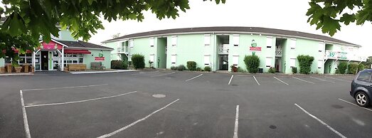 Brit Hotel Essentiel Poitiers – Gare du Futuroscope