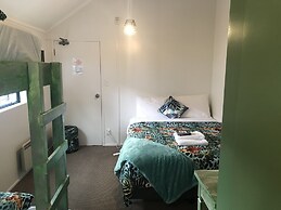 Peppertree Lodge - Hostel