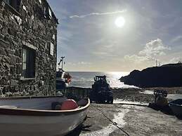 Cadgwith Cove Inn