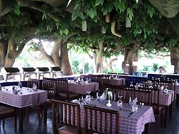 Confident Amoon - The Glamour Spa and Resort