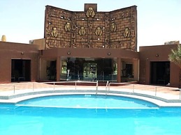 Confident Amoon - The Glamour Spa and Resort