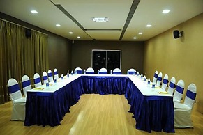 Confident Amoon - The Glamour Spa and Resort