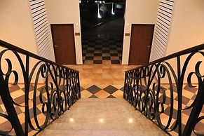 Confident Amoon - The Glamour Spa and Resort