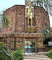 Confident Amoon - The Glamour Spa and Resort