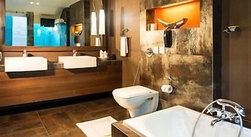 Confident Amoon - The Glamour Spa and Resort