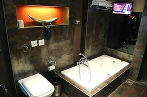 Confident Amoon - The Glamour Spa and Resort