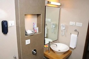 Confident Amoon - The Glamour Spa and Resort