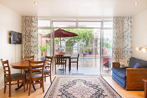 The Commodores Lodge