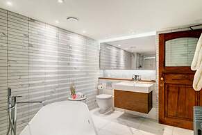 Apex Temple Court Hotel