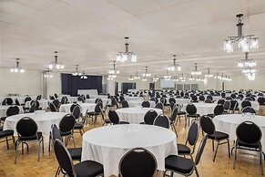 Days Inn & Conference Centre by Wyndham Camrose Norsemen