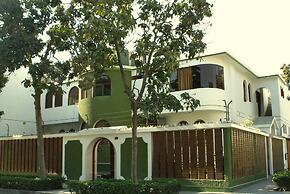 LYNIK La Casa de Blanca