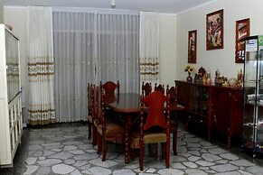 LYNIK La Casa de Blanca