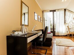 Garden House   & Eastpark Apartments