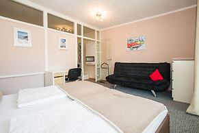 Garden House   & Eastpark Apartments